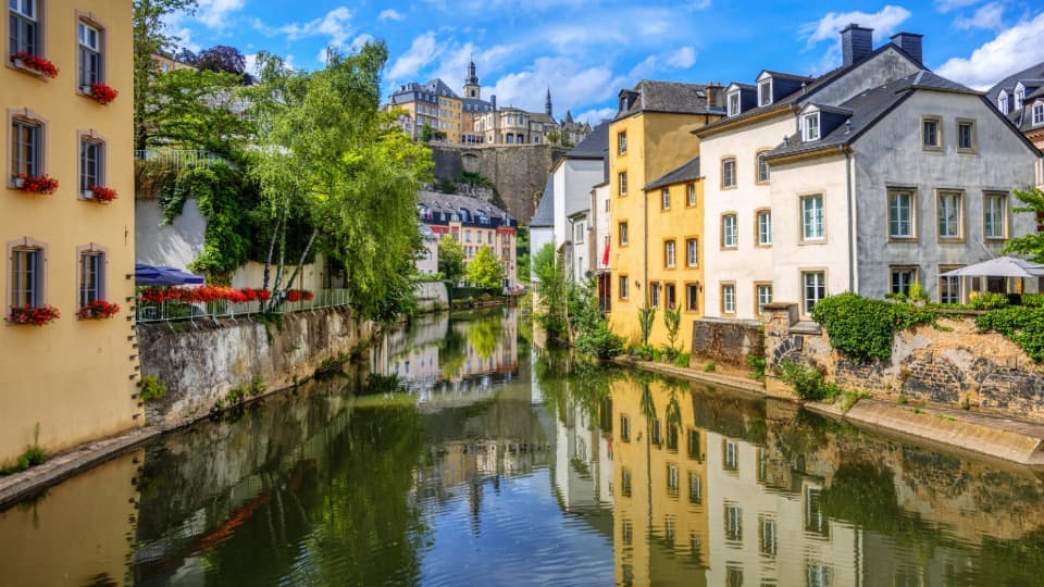 Blick auf das malerische Grund-Viertel in Luxemburg-Stadt an der Alzette – ein Symbol für die hohe Lebensqualität und das multikulturelle Leben in Luxemburg.
