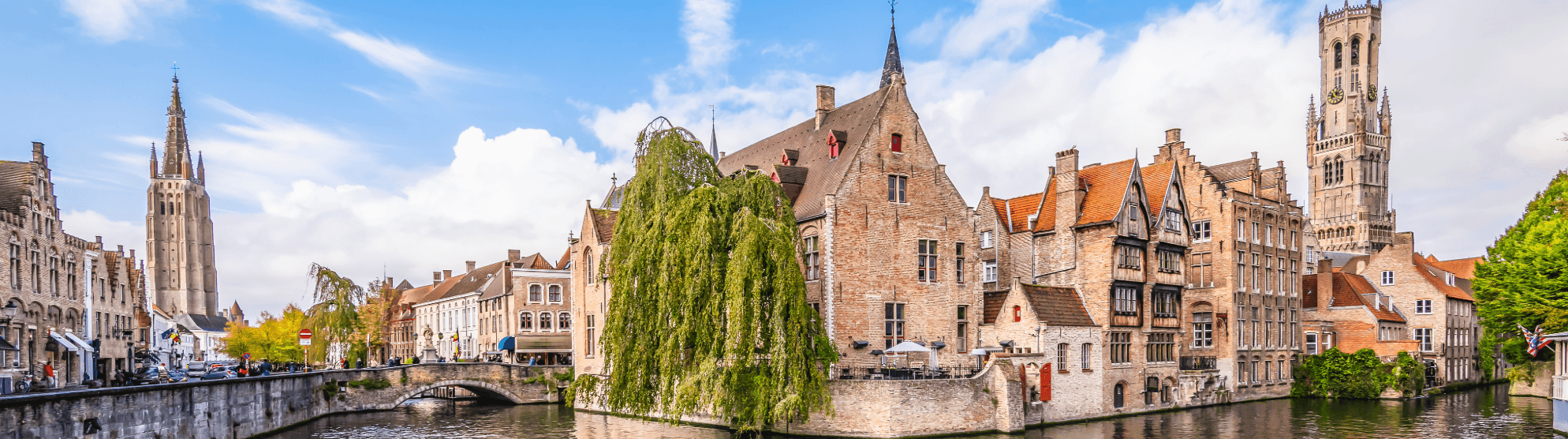 Historische Altstadt von Brügge mit Kanal und Belfried in Belgien