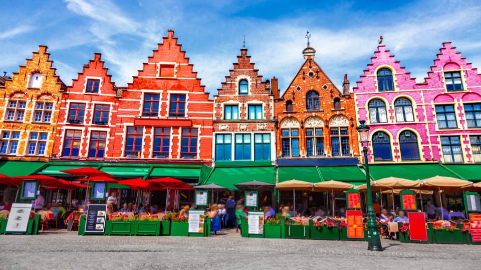 Bunte Giebelhäuser und Straßencafés in Belgien als Symbol für Kultur und Alltag