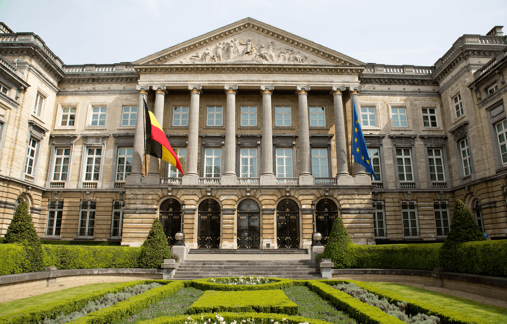 Historisches Regierungsgebäude in Brüssel mit belgischer und EU-Flagge