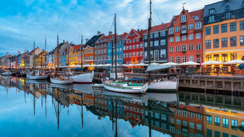Bunte Häuser und Boote am Nyhavn in Kopenhagen als Symbol für Alltag in Dänemark