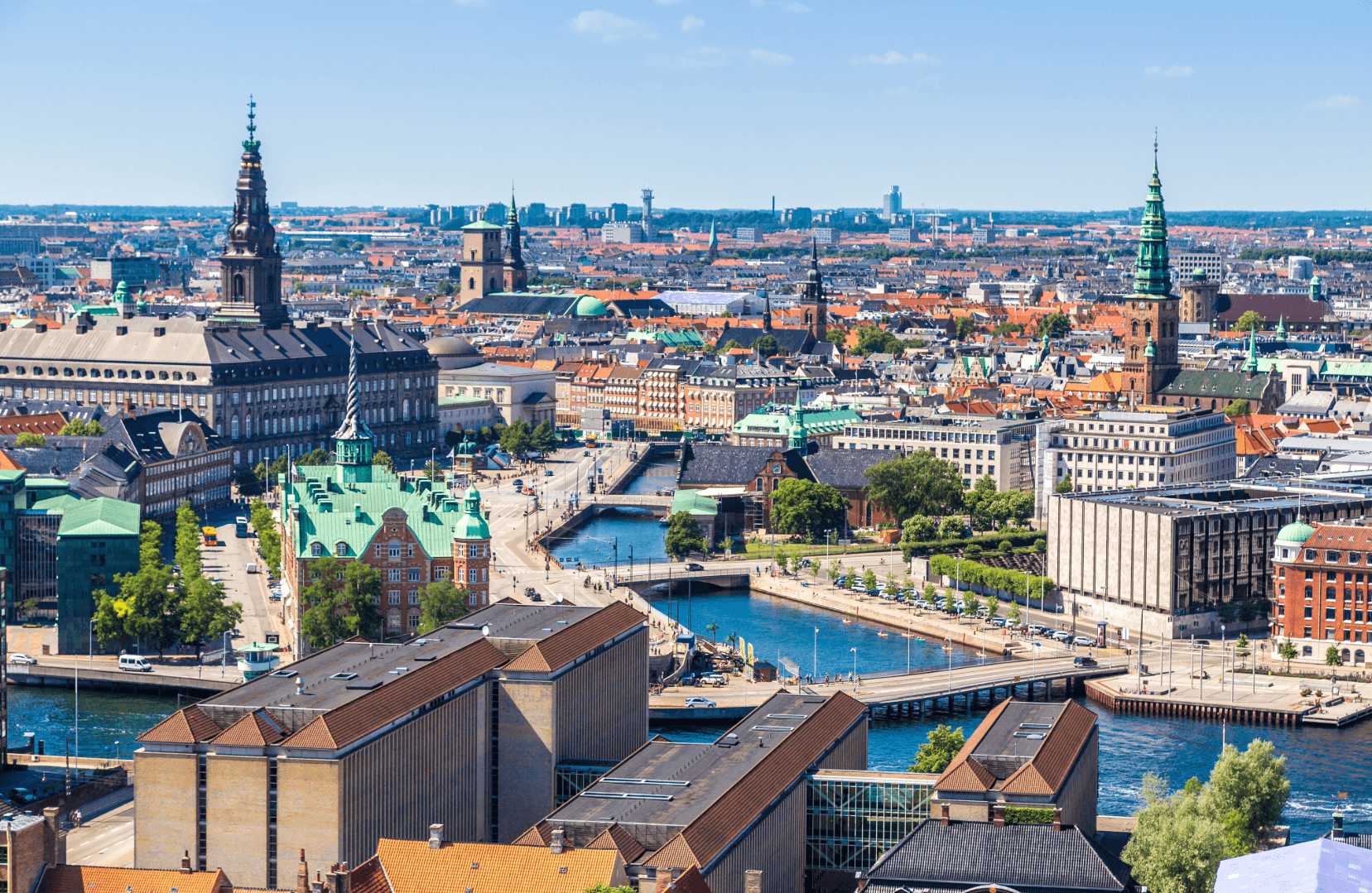 Stadtblick auf Kopenhagen mit Kanal, Brücken und historischen Gebäuden