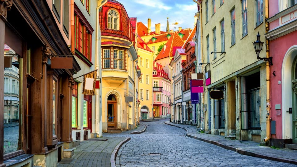 Bunte Altstadtgasse in Tallinn mit historischen Häusern und Kopfsteinpflaster