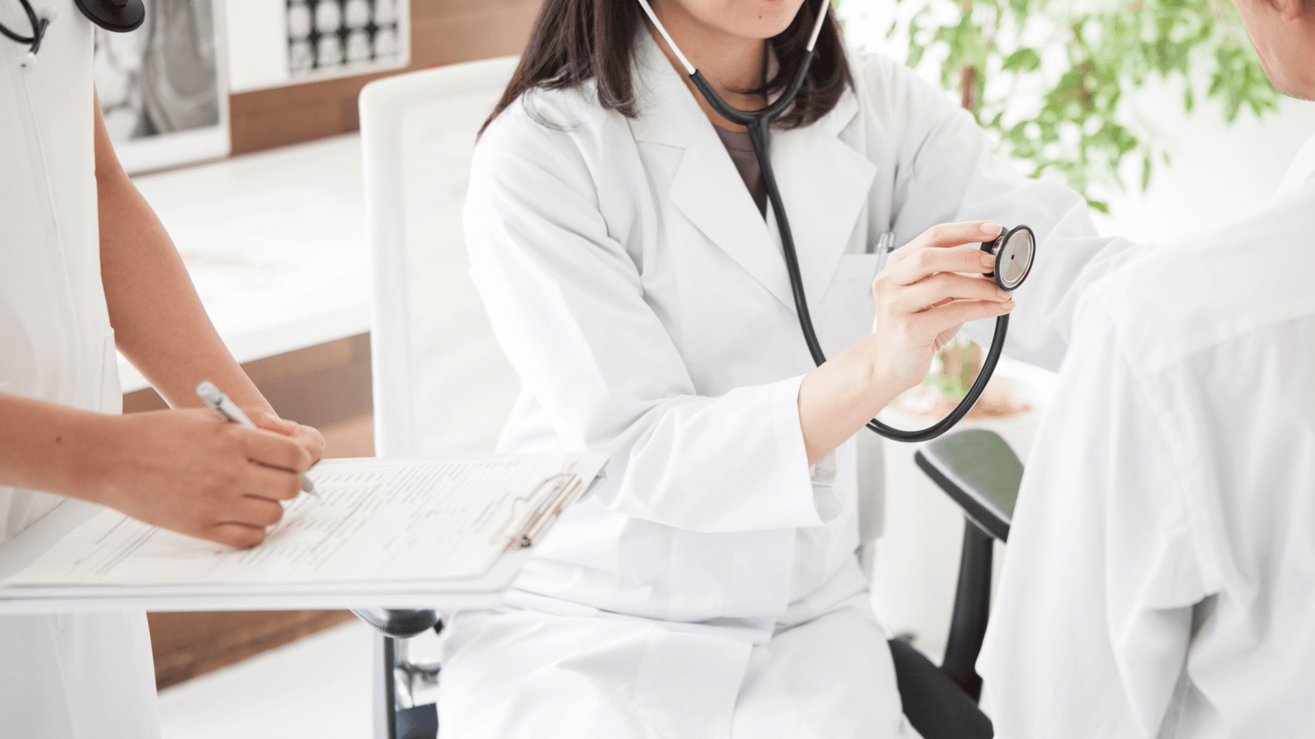 Ärztin untersucht Patientin in einer Praxis als Symbol für das Gesundheitssystem in Island