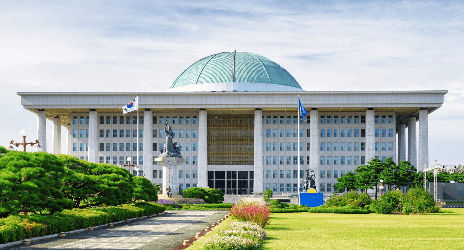 Nationalversammlungsgebäude in Seoul mit Kuppel, Parkanlage und südkoreanischer Flagge