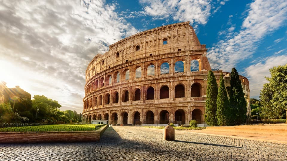 Das Kolosseum in Rom – Sinnbild für die kulturelle Dichte und die historischen Städte Italiens für Auswanderer.