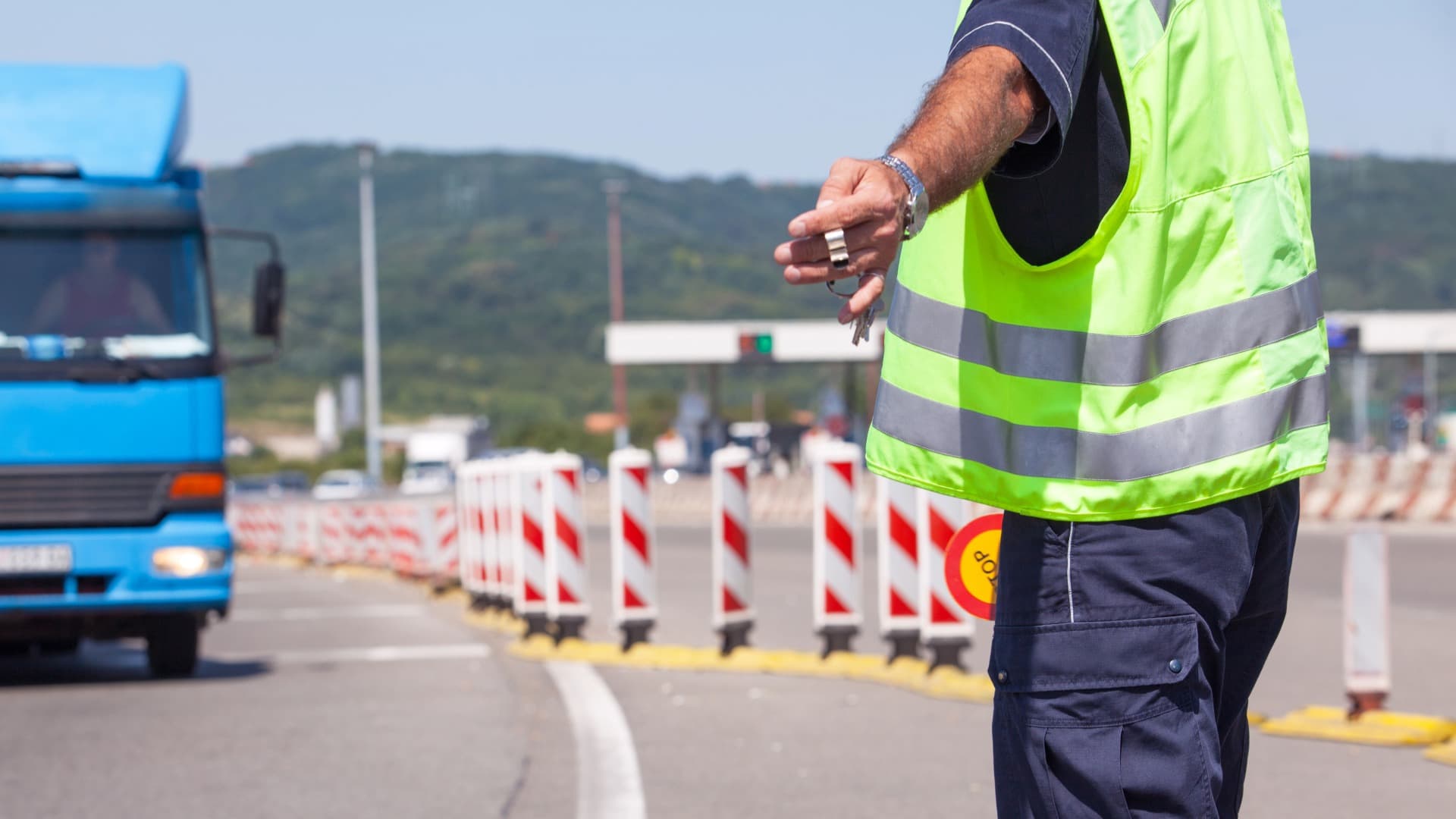 Kontrollposten weist Lkw ein – Carnet TIR für Zollabfertigung und Transit