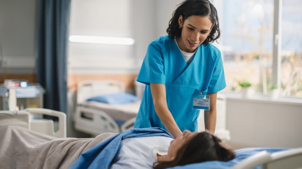 Eine bolivianische Krankenpflegerin versorgt eine Patientin