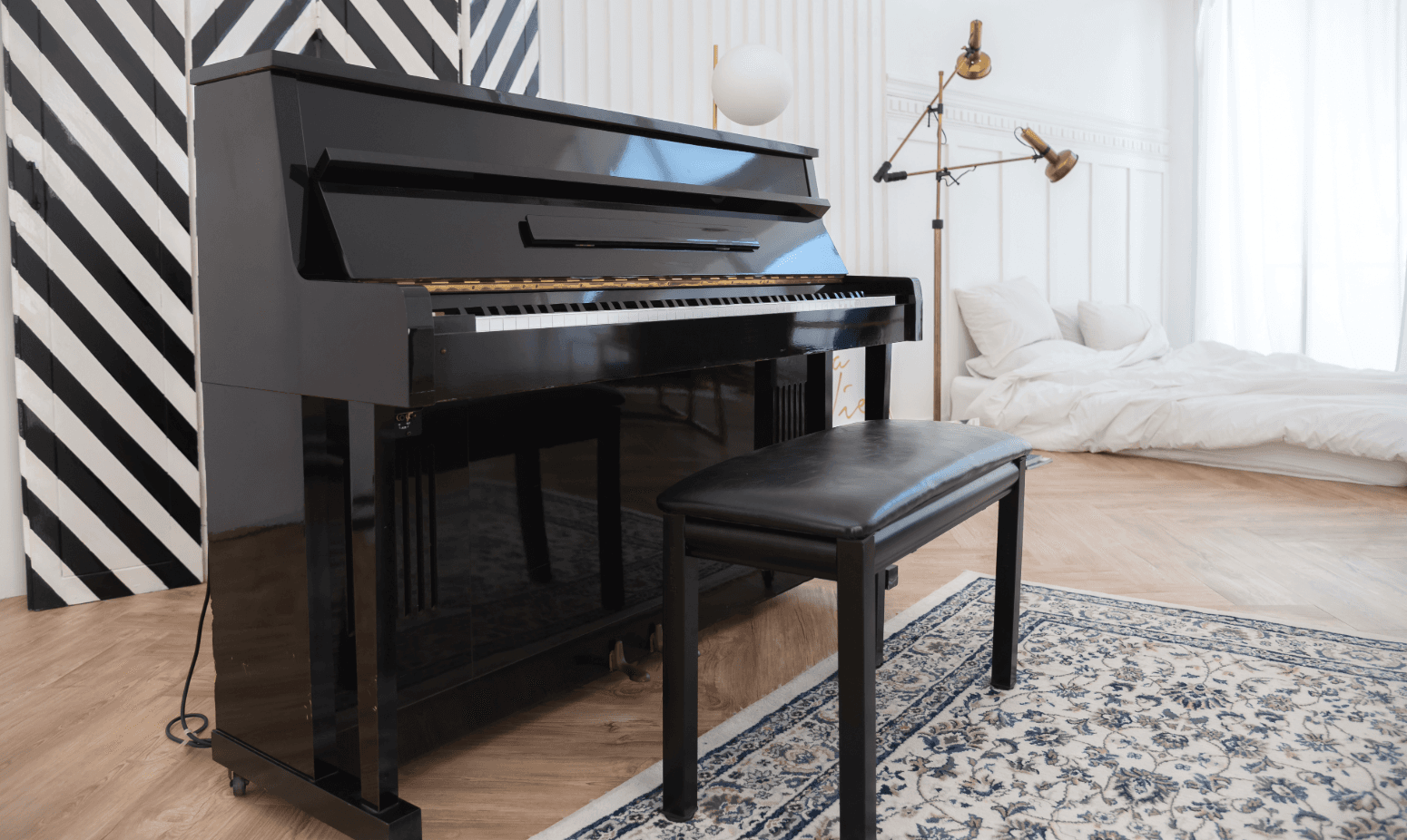 Schwarzes Klavier in modernem Schlafzimmer – Klaviertransport & Flügelumzug mit Sorgfalt und Expertise