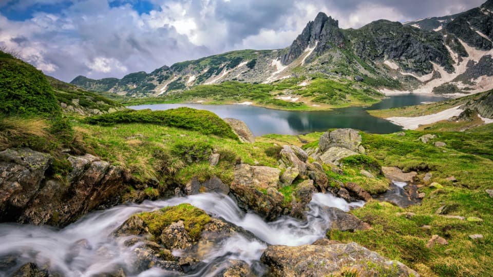 Das Rila-Gebirge in Bulgarien – Beispiel für das alpine Klima und die kalten Winter in den Gebirgsregionen.