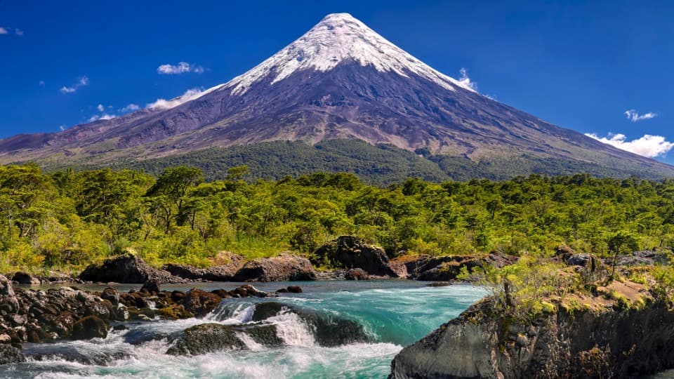 Landschaft mit einem Fluss, Wald und einem Berg in Chile