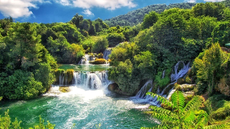 Die Wasserfälle im Krka-Nationalpark zeigen das mediterrane Klima und die üppige Natur an der kroatischen Küstenregion.