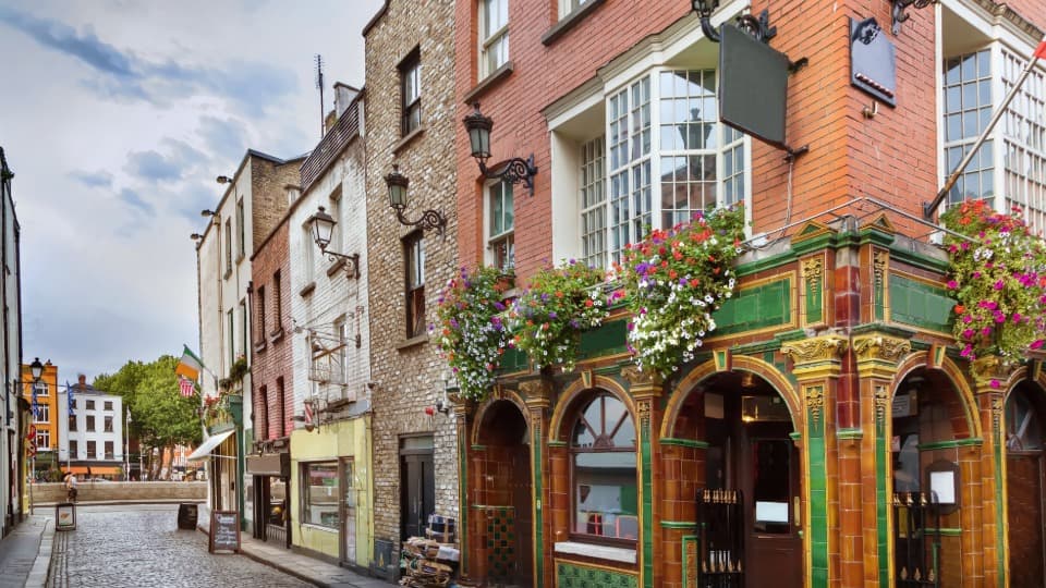 Die Quays Bar im Viertel Temple Bar in Dublin als Zentrum der irischen Pubkultur und Geselligkeit.