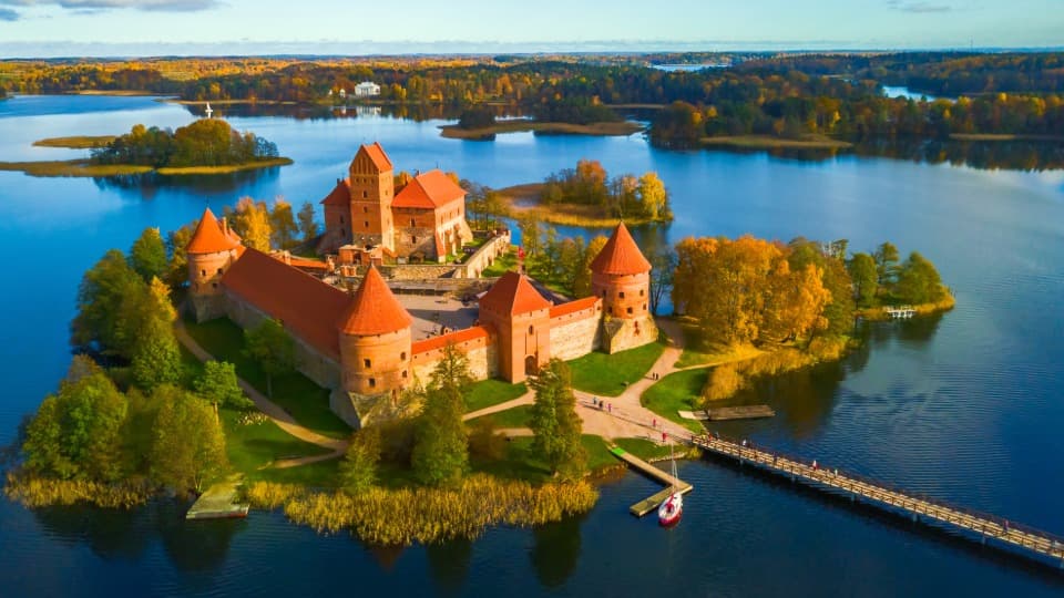 Die historische Wasserburg Trakai aus der Vogelperspektive – ein Symbol für die tief verwurzelte Tradition und die kulturelle Identität Litauens.
