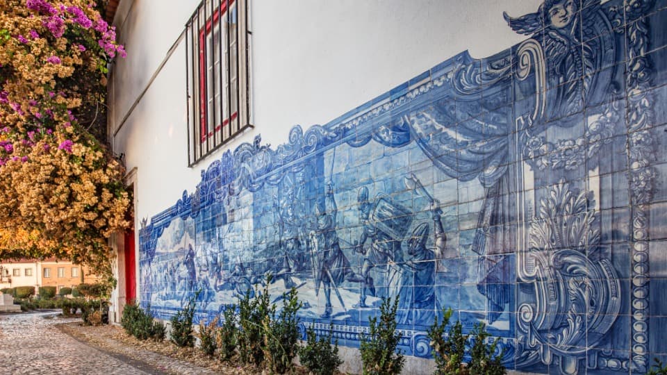 Azulejos an einer Hauswand in Portugal