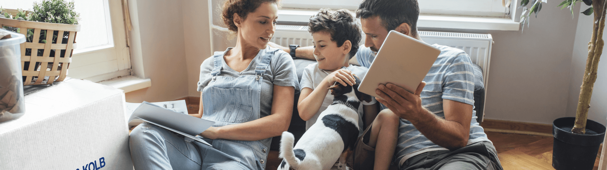 Family with child and dog planning the move – logistics and equipment for a stress-free relocation.