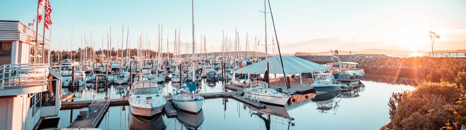 Segelhafen bei Sonnenaufgang – Symbol für POD, den Entladehafen im internationalen Warenverkehr.