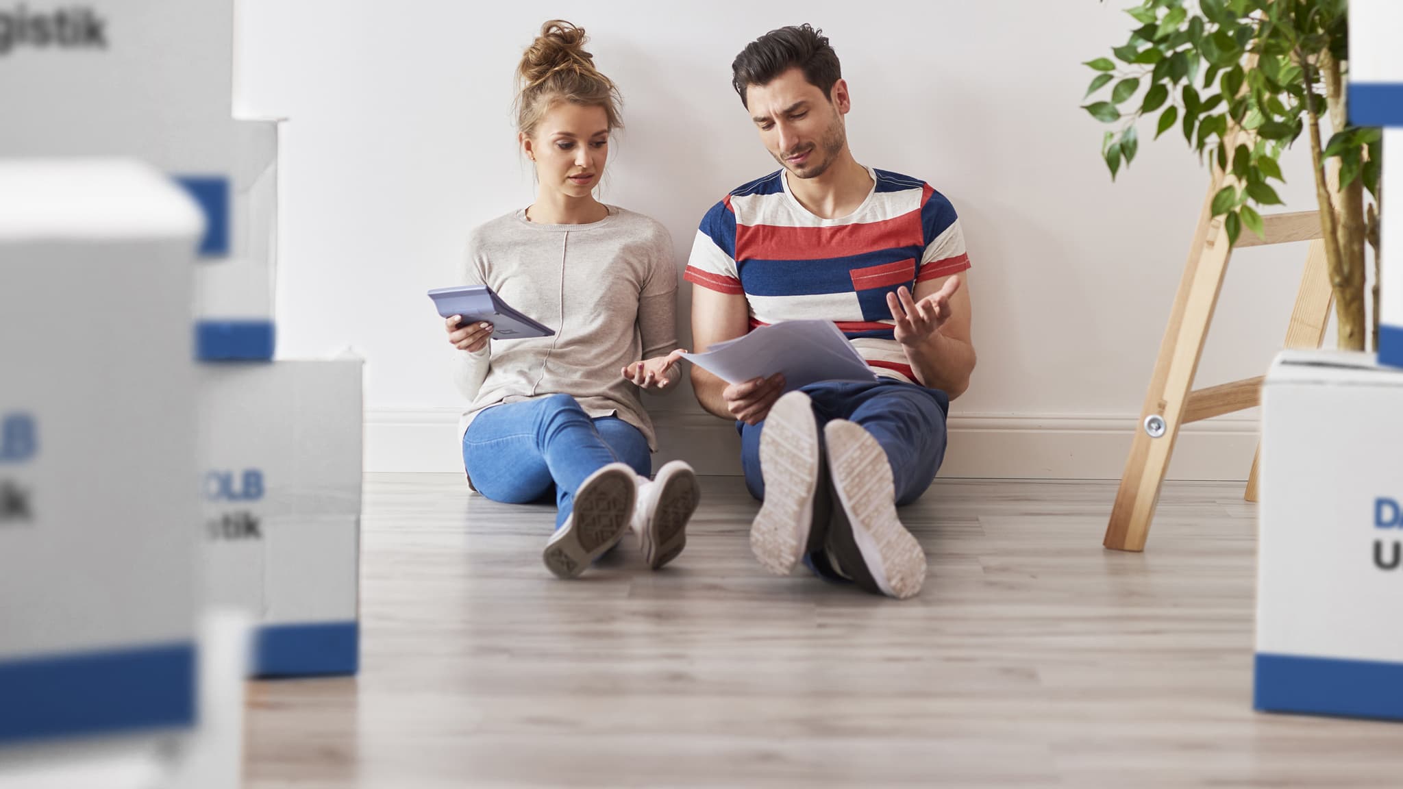 Couple discussing moving costs – understanding price factors for the relocation.