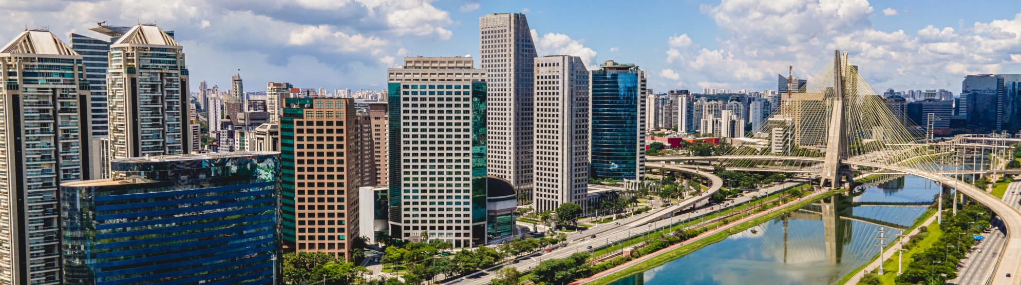 Panorama der Skyline von São Paulo mit der Schrägseilbrücke Ponte Estaiada für den professionellen Überseeumzug nach Brasilien mit DACHSER & KOLB.