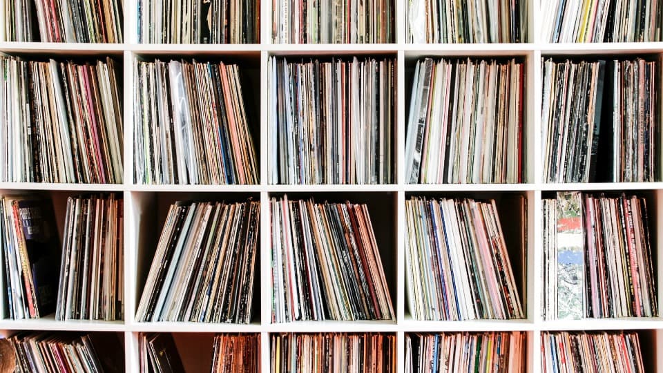 Eine große Musiksammlung mit aufrecht im Regal stehenden Vinyl-Schallplatten vor dem transportsicheren Verpacken für den Umzug mit DACHSER & KOLB.