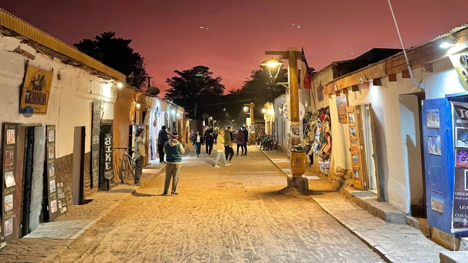Sicherheit in Chile: Eine Straße in San Pedro de Atacama in der Abenddämmerung