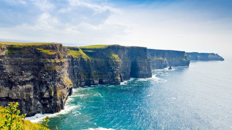 Die Cliffs of Moher in Irland als Beispiel für die beeindruckenden, aber gefährlichen Steilküsten des Landes.