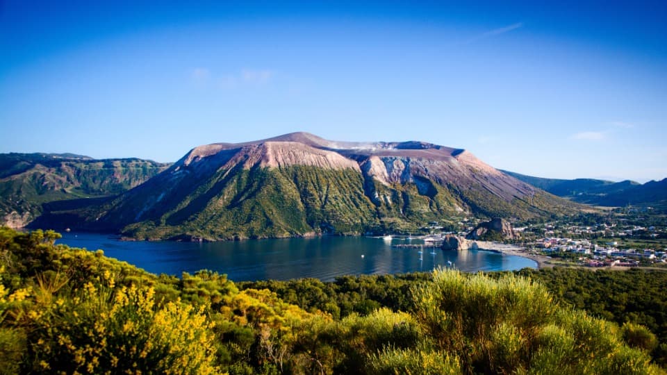 Der Vulkan auf der Insel Vulcano – Hinweis auf vulkanische Aktivität und Naturrisiken für Auswanderer in Italien.
