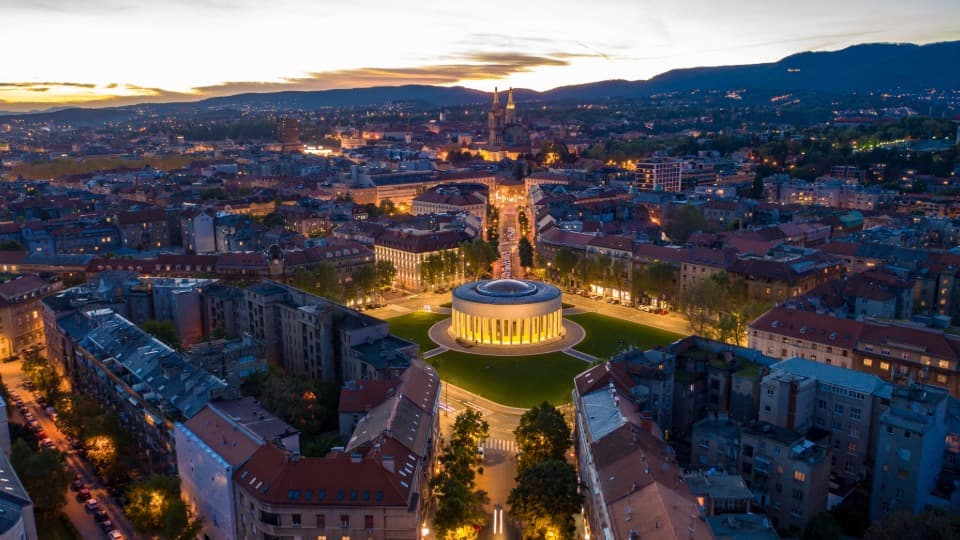 Beleuchteter Meštrović-Pavillon in Zagreb bei Nacht als Symbol für die hohe Sicherheit und Lebensqualität in Kroatien