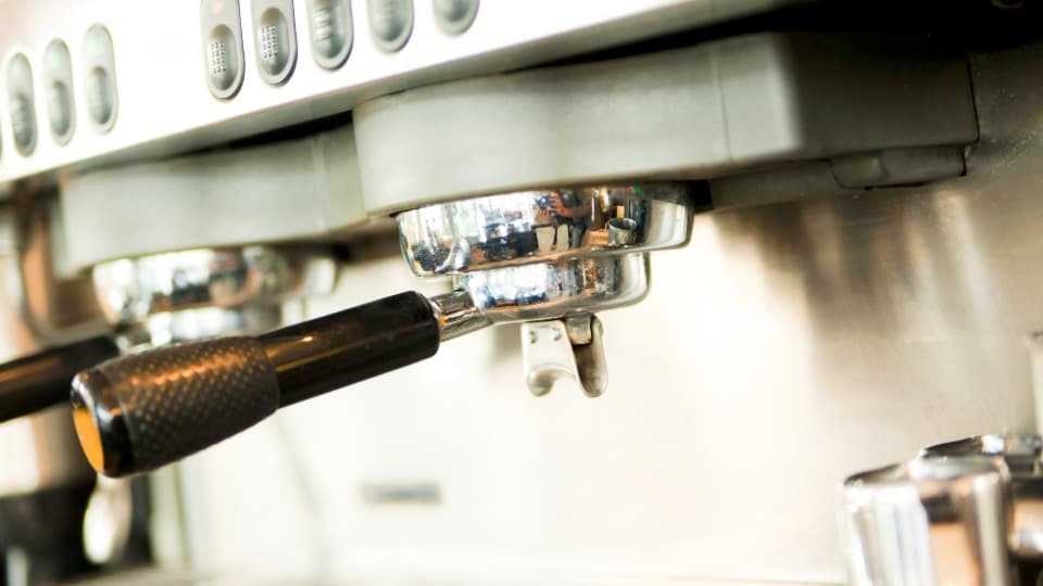 Eine hochwertige Espressomaschine mit eingespanntem Siebträger aus Edelstahl vor dem transportsicheren Umzug mit DACHSER & KOLB.