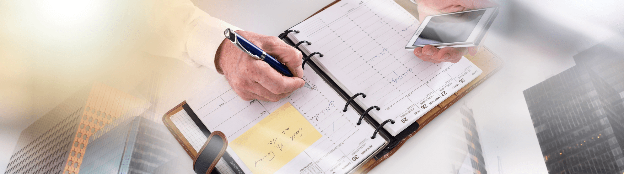 Kalenderplanung mit Smartphone und Notiz – Symbolbild für Sonderurlaub für Umzug und Terminorganisation.