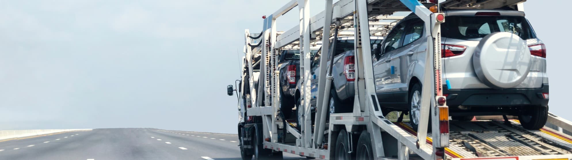 Autotransporter liefert mehrere Fahrzeuge – sicherer Fahrzeugtransport auf der Straße