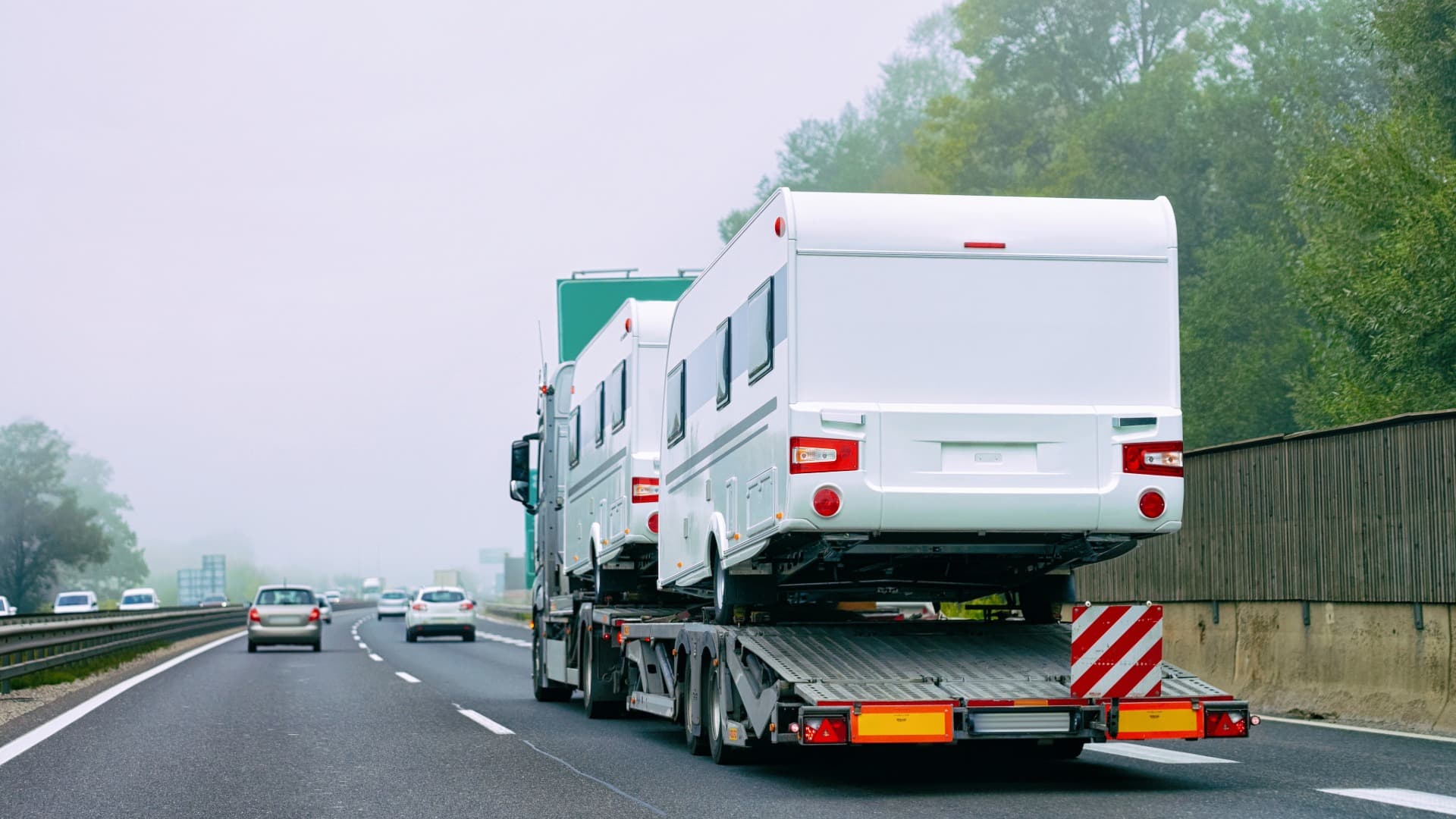 Lkw transportiert Wohnmobile auf Tieflader – sicherer Transport großer Fahrzeuge