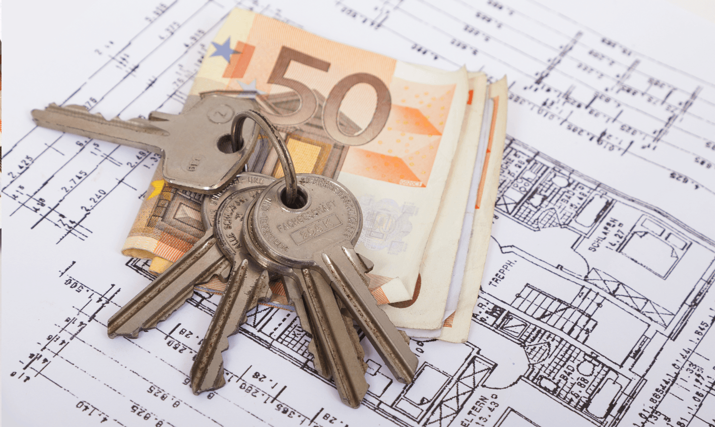 Schlüsselbund und Euro-Geldscheine auf Bauplan – finanzielle Tipps für die erste eigene Wohnung