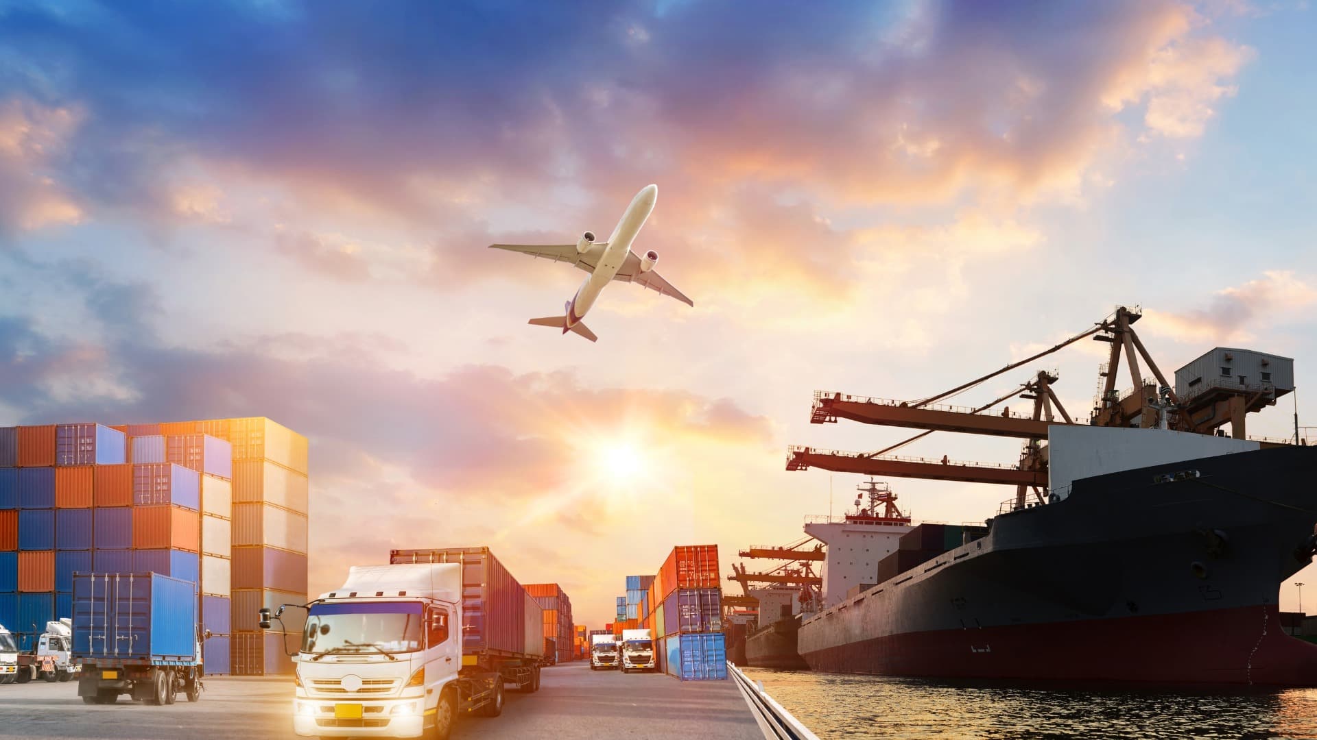 Flugzeug, Frachtschiff und Lkw im Hafen bei Sonnenuntergang – Symbol für internationale Transportdauer.