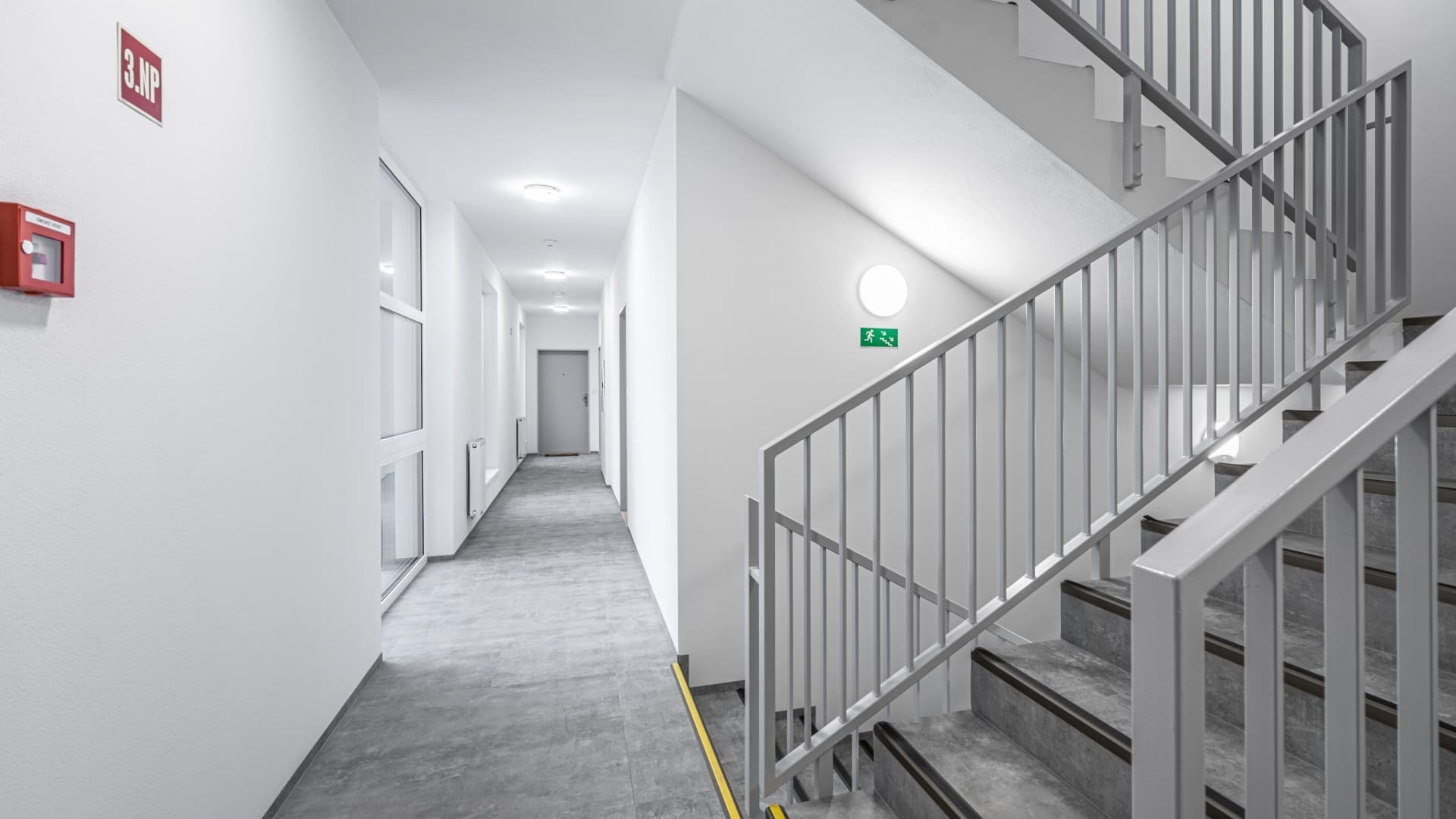 Breites Treppenhaus mit Flur in modernem Gebäude – gut zugängliche Umgebung für Umzüge mit Treppensteiger