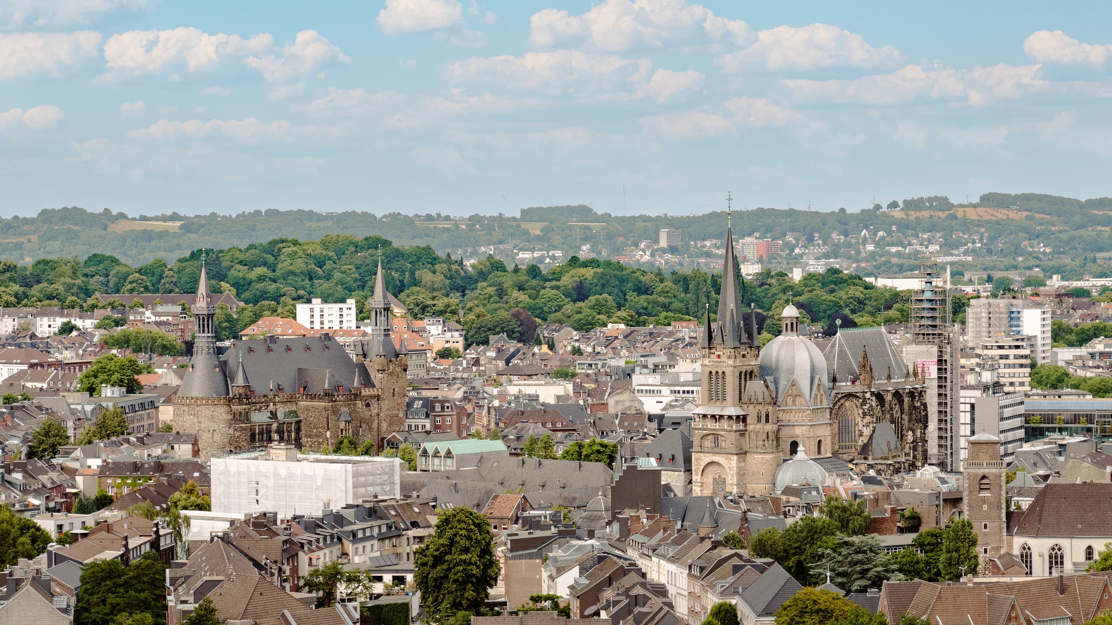 Umzugsunternehmen Aachen: Altstadt Mit Dom Und Rathaus