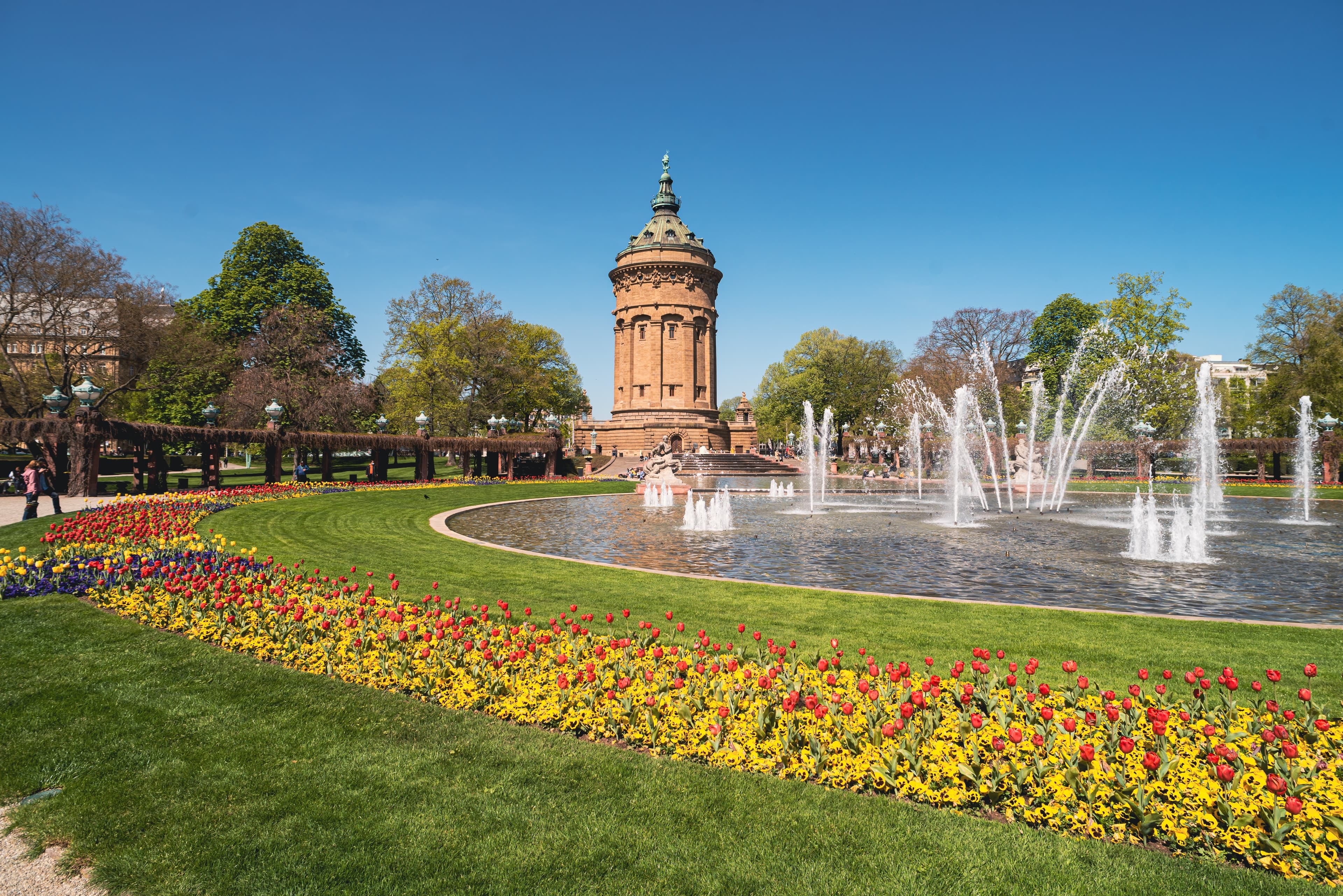 Umzugsunternehmen Mannheim: Wasserturm mit Brunnen