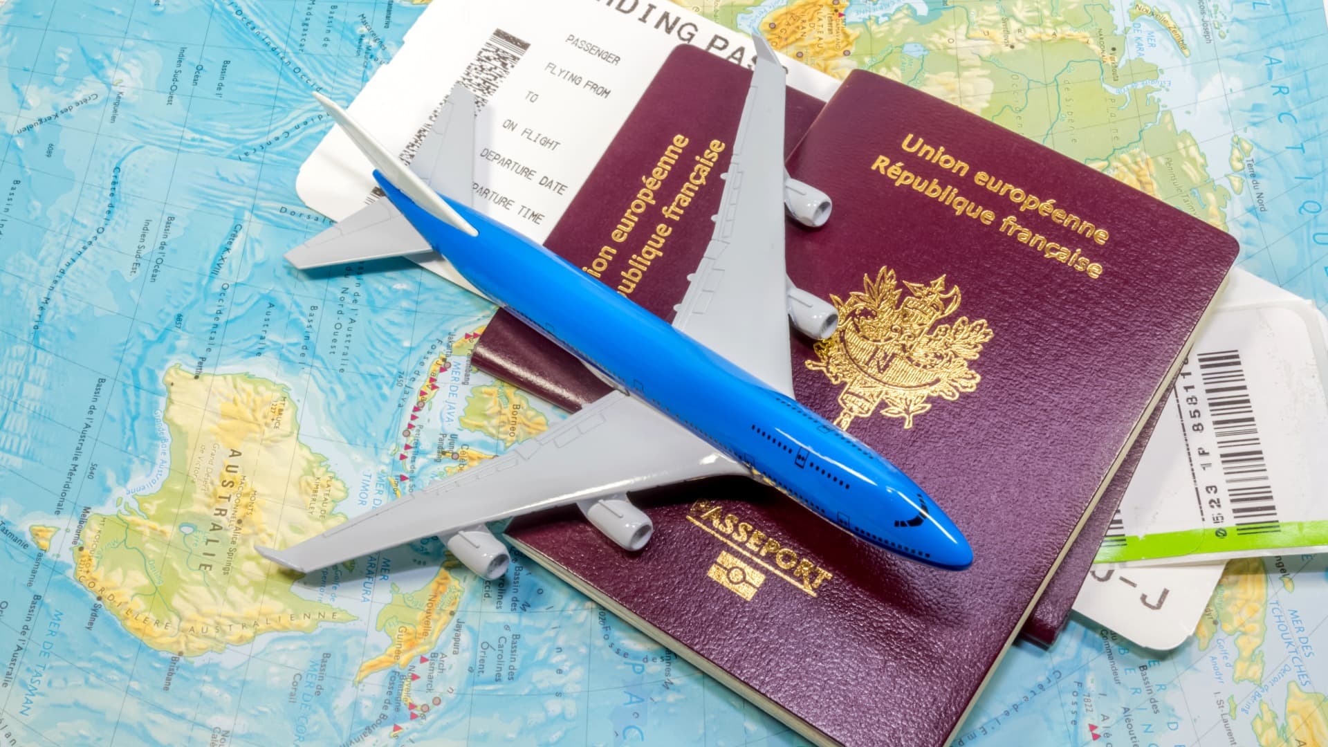 Reisepässe, Flugzeug und Bordkarten als Symbol für Visum und Umzug nach China