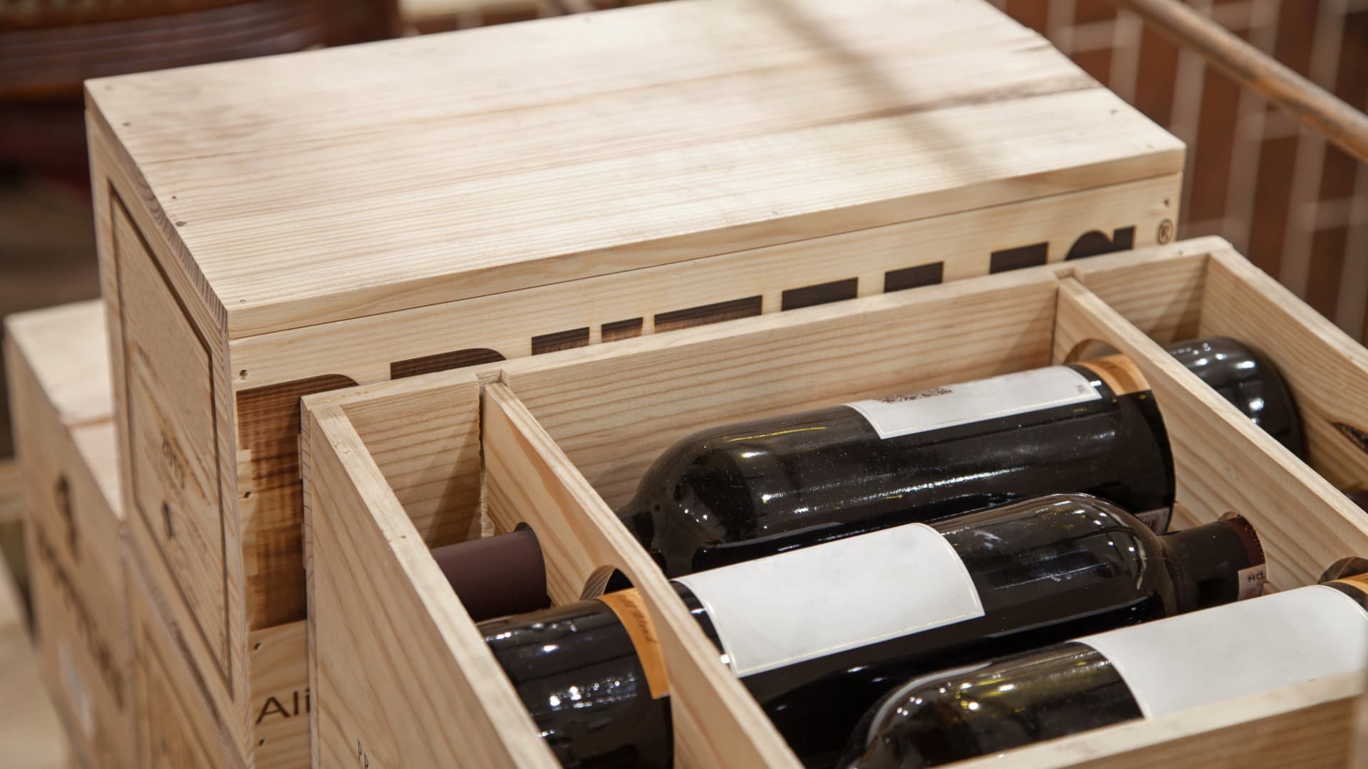 Weinflaschen liegen stoßsicher im Wein-Karton aus Holz – sichere Verpackung für Transport und Lagerung