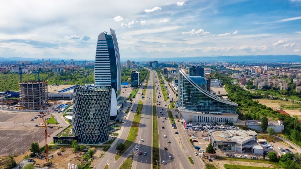 Modernes Geschäftsviertel in Sofia mit dem Capital Fort – Symbol für Bulgariens dynamischen Wirtschaftsstandort und IT-Sektor.