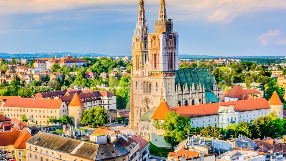 Blick auf die Zagreber Kathedrale und die Altstadt – wirtschaftliches Zentrum und beliebter Standort für Auswanderer in Kroatien.