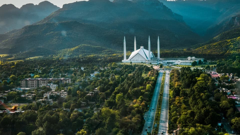 Emigrate to Pakistan: Economics