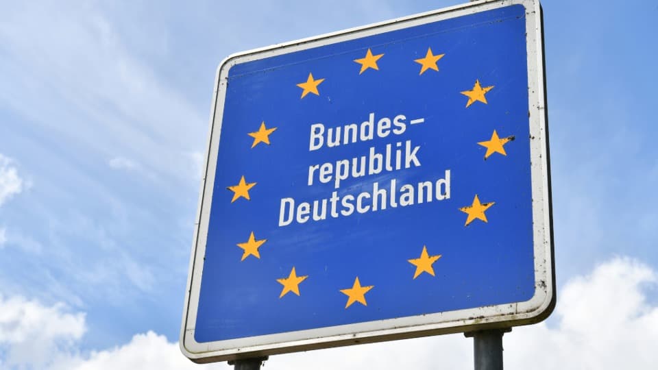 EU border sign at a national border – indicates customs and entry during a move.