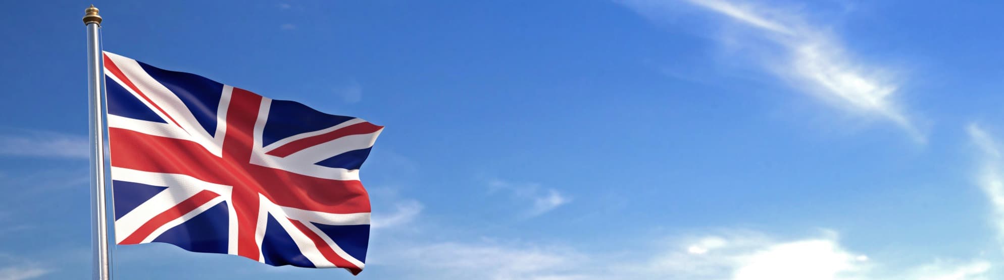 Airplane with U.S. flag tail approaching – symbolizing customs regulations and import requirements for moving to the USA.