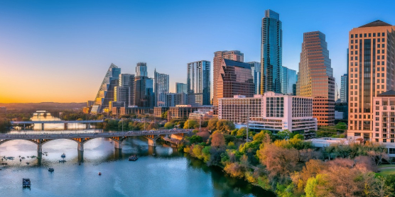 Austin Texas skyline at sunset over the river for international moving to the USA with the moving company DACHSER & KOLB.