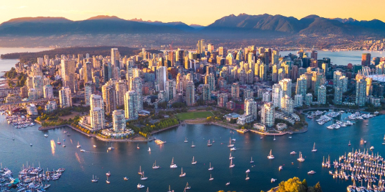 Beeindruckendes Panorama der Skyline von Vancouver mit Bergen im Hintergrund für den Auslandsumzug nach Kanada mit DACHSER & KOLB.