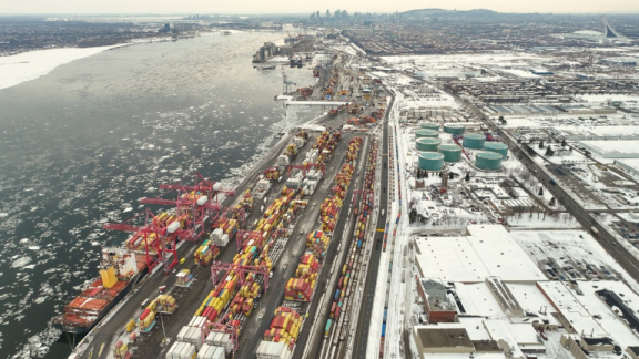 Verschneiter Hafen von Montreal mit Frachtschiff und Bahngleisen für den Inlandtransport beim Kanada-Umzug mit DACHSER & KOLB.
