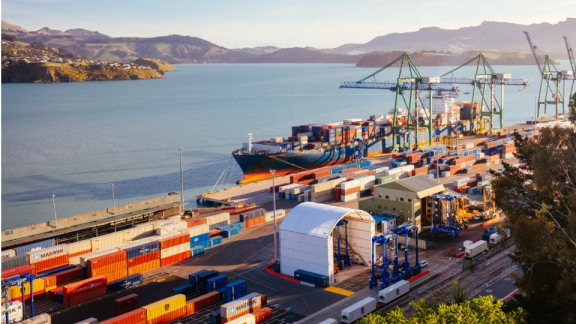 Containerschiff im Überseehafen beim Verladen von Seefracht für den Container-Umzug nach Neuseeland mit DACHSER & KOLB.