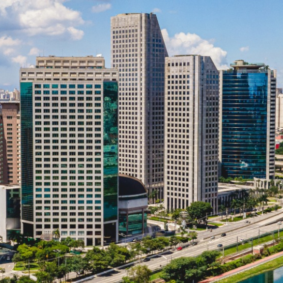 Panorama der Skyline von São Paulo mit der Schrägseilbrücke Ponte Estaiada für den professionellen Überseeumzug nach Brasilien mit DACHSER & KOLB.
