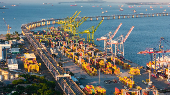 Umschlag von Überseecontainern im Hafen von Rio de Janeiro für den anschließenden Inlandtransport beim Brasilien-Umzug mit DACHSER & KOLB.